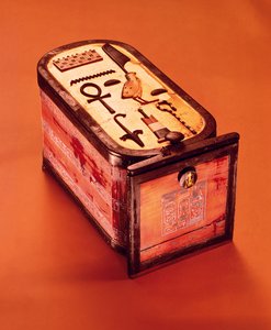 Caixa em forma de cartela, do túmulo de Tutankhamon, New Kingdom (madeira com douradura, verniz de ébano e marfim)