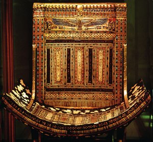 Cadeira Cerimonial de Tutankhamun, detalhe do assento e costas curvas, New Kingdom, c.1325 BC (madeira dourada e incrustada) (detalhe de 59232) de Egyptian 18th Dynasty