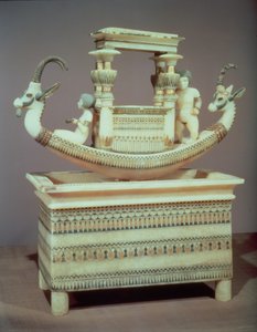 Peito com um barco decorado com duas cabeças de um íbex sírio e duas figuras femininas que se acredita serem a Princesa Mutnedjmet, do túmulo de Tutancâmon (c.1370-52 aC) Novo Reino (alabastro) (ver também 1494 de Egyptian 18th Dynasty
