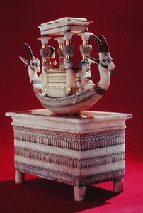 Peito com um barco decorado com duas cabeças de um íbex sírio e duas figuras femininas que se acredita serem a Princesa Mutnedjmet, do túmulo de Tutancâmon (c.1370-1352 aC). Novo reino (alabastro) (ver também 14 de Egyptian 18th Dynasty