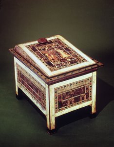 Cofre, da Tumba de Tutancâmon (c.1370-1352 aC) Novo Reino (madeira, bronze, marfim e esmalte colorido) (ver também 220898) de Egyptian 18th Dynasty