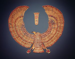 Colar na forma da deusa abutre Nekhbet, do túmulo de Tutancâmon (c.1370-1352 aC) Novo Reino (ouro incrustado com pedras semipreciosas) (ver também 153789)