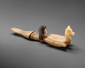 Colher de cosmética em forma de natação mulher segurando um prato, c. 1390–1352 aC (travertino e esteatita)