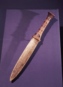 Adaga, do túmulo de Tutancâmon (c.1370-1352 aC) Novo reino (ouro e cloisonne de pedras semipreciosas e vidro)