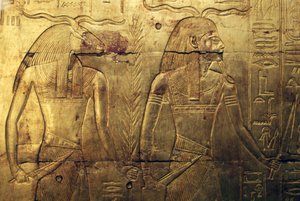 Divindades, gravura no painel traseiro da terceira capela funerária coberta de ouro, Tesouro de Tutankhamon, Egipto, Civilização egípcia, Novo Reino, Dinastia XVIII de Egyptian 18th Dynasty