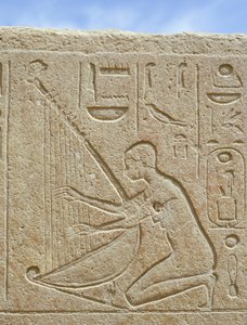 Pormenor de um relevo representando um músico, Karnark (foto) de Egyptian 18th Dynasty