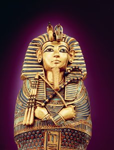 Detalhe da vista frontal de um dos caixões canópicos, do Túmulo de Tutankhamun, Novo Reino (incrustado em ouro com vidro colorido e cornelian) de Egyptian 18th Dynasty