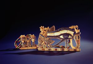 Djed pilar peitoral e wedjet olho peitoral, do túmulo de Tutankhamon (c.1370-1352 aC) Novo Reino (cloisonne ouro com pasta de vidro) (ver também 149410)