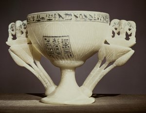 Taça para beber na forma de uma flor de lótus entreaberta, encontrada na entrada do túmulo de Tutancâmon (c.1370-52 aC) Novo reino (alabastro) (ver também 162302 e 228555)
