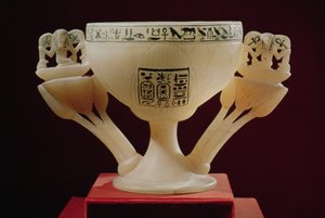 Beber copo na forma de uma flor de lótus entreaberta, encontrado na entrada do túmulo de Tutancâmon (c.1370-52 aC) Novo reino (alabastro) (ver também 149480 e 228555)