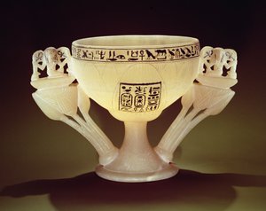 Beber copo na forma de uma flor de lótus entreaberta, encontrado na entrada do túmulo de Tutancâmon (c.1370-1352 aC) Novo reino (alabastro) (ver também 162302 e 149480)