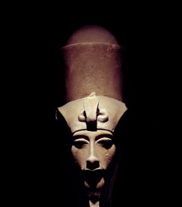 Antiquite egípcia: estátua de Amenhotep IV (Amenophis IV ou Akhenaton) com a coroa dupla. 1301 AC. 18ª dinastia. Detalhe da escultura. Do Templo de Amon Ra em Tebas. Luksor (Luxor ou Luqsor). Museu de Luxor. Egito de Egyptian 18th Dynasty