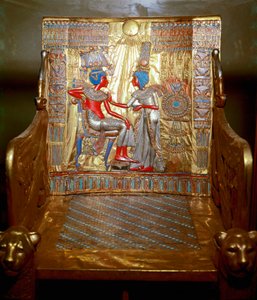 Antiquite egípcia: um trono em madeira dourada e pintado por Tutankhamun sendo parte do Tresor do Faraó. Representação da Rainha Ankhesenpaaton (Ankhesenpaamon, Ankhesenamon) que massageia com óleo o ombro do seu irmão e da sua esposa Tutankhamun sob o Tre de Egyptian 18th Dynasty