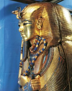 A civilização egípcia, o sarcófago de Tutankhamen, decorado com ouro e pedras semi-preciosas de Egyptian 18th Dynasty