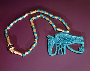Olho de Ra peitoral, da Tumba de Tutancâmon, Novo Reino (faiança dourada e azul)
