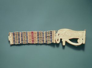 Pulseira de contas flexíveis, do Túmulo de Tutankhamon, Novo Reino (ouro e cornalina com ouro, faiança e contas de vidro) (ver também 391012-13) de Egyptian 18th Dynasty