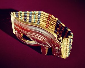 Pulseira de contas flexíveis, do Túmulo de Tutancâmon, Novo Reino (ouro e cornalina com ouro, faiança e contas de vidro) (ver também 391011 e 391013)