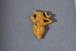 Conta fragmentária a céu aberto de uma princesa sentada, New Kingdom, período de Amarna (faiança)