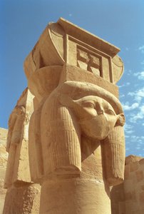 Coluna de cabeça de Hathor, da Capela de Hathor, Templo de Hatshepsut, Novo Reino, c.1552-1296 aC