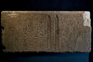 Hatshepsut e os seus obeliscos, bloco de quartzito, do Templo de Amon em Karnak, civilização egípcia, Novo Reino, Dinastia XVIII de Egyptian 18th Dynasty