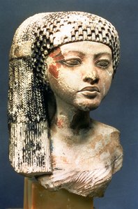 Chefe de uma princesa da família de Akhenaton, New Kingdom (calcário pintado) (ver também 107940, 370210, 370211)