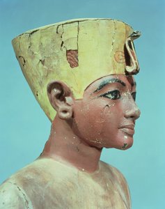 Chefe de um manequim do jovem Tutancâmon (c.1370-52 aC) usando um compromisso entre a coroa dos reis do Baixo Egito e o cocar de Nefertiti (madeira pintada com estuque) (ver 148489)