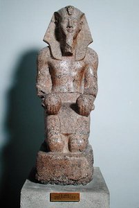 Ajoelhando estátua de Amenhotep II (1427-1392 aC) segurando oferendas de vinho, de Tebas, Novo Reino, c.1450-1425 aC (granito)