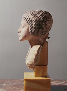 Perfil esquerdo da cabeça de uma princesa da família de Akhenaton, New Kingdom (calcário pintado) (ver também 107940, 116813, 370211)