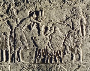 Vida num campo militar: trabalhadores empregados no controlo das bebidas (vinho e cerveja), relevo do túmulo de Horemheb em Saqqara, pormenor de Egyptian 18th Dynasty