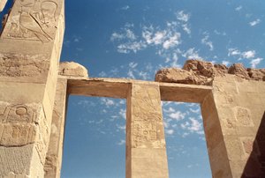 Lintel na entrada da Capela de Hathor, Templo Mortuário de Hatshepsut, Novo Reino, c.1552-1296 aC