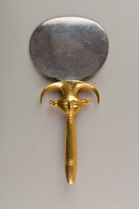 Espelho com Cabo em Forma de Emblema de Hathor, c. 1479-1425 a.C. (prata, madeira e ouro) de Egyptian 18th Dynasty