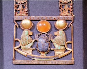 Colar do Sol Nascente, da tumba de Tutankhamun (c.1370-52 AC) Novo Reino (ouro incrustado com pedras semi-preciosas) (detalhe de 153788) de Egyptian 18th Dynasty