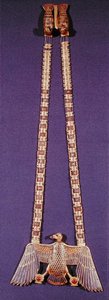 Colar com pingente de abutre, do túmulo de Tutancâmon (c.1370-1352 aC) Novo reino (ouro incrustado com lápis-lazúli e cornalina) (ver também 227982)