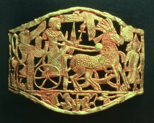 Placa aberta ou fivela mostrando os reis retorno triunfal com prisioneiros, do túmulo de Tutancâmon (c.1370-52 aC) Novo Reino (ouro) (ver também 391017)