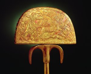 Fã de penas de avestruz, do túmulo de Tutancâmon (c.1370-1352 aC) Novo reino (madeira coberta com ouro) (ver também 3975)