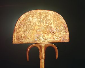 Ventilador de pena de avestruz, do túmulo de Tutankamon, Novo Reino (madeira coberta com folha de ouro) (verso de 324497)