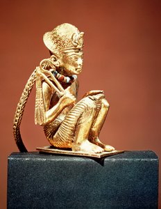 Pingente representando Amenófis III (1403-1365 aC) do túmulo de Tutancâmon, Novo Reino (ouro) (ver também 391019)