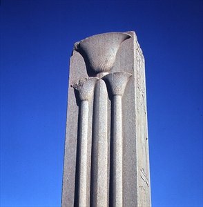 Pilar decorado com plantas de lótus estilizadas, do complexo do Grande Templo de Amon, Novo Reino (ver também 59219)