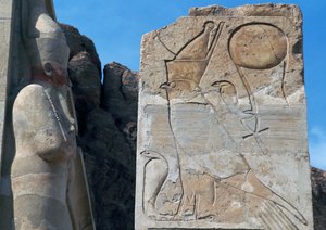 Pilar com baixo-relevo de Hórus e dupla coroa assente sobre uraeus, símbolo do poder real, Templo Mortuário de Hatshepsut, Deir el-Bahari, Luxor, Tebas (Lista do Património Mundial da Unesco de Egyptian 18th Dynasty