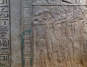 Príncipes da Núbia, da Líbia, da Síria e da Palestina vêm prestar homenagem ao rei, baixo-relevo em calcário, do Túmulo Memphite de Horemheb, em Saqqara, Civilização Egípcia, Novo Reino, Dinastia XVIII de Egyptian 18th Dynasty