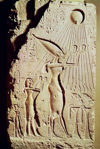 Relief retratando Amenophis IV (Akhenaton) (c.1364-47 aC), Nefertiti e sua filha, Meritaton, fazendo uma oferenda a Aton, do Palácio Real em Tell El-Amarna (alabastro)