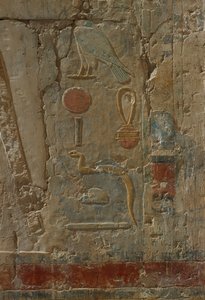 Relevo retratando Horus, capela da deusa Hathor, do Templo Mortuário de Hatshepsut (c.1503-1482 aC) Novo Reino (calcário pintado)