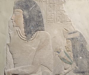 Relevo representando Imenmes e Dejat, os pais do General Imeneminet, de um túmulo em Memphis, New Kingdom, c.1336-1295 aC (calcário pintado)