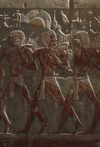 Relevo retratando um desfile em homenagem à deusa Hathor, detalhe, do Templo Mortuário de Hatshepsut (c.1503-1482 aC) Novo Reino (calcário pintado) (ver também 382845)