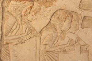 Relevo representando escribas no trabalho, a partir do túmulo de Horemheb (c.1323-1295 aC) Novo Reino (pintura de parede) (detalhe de 218338) de Egyptian 18th Dynasty