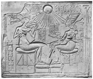 Relief retratando a Aton dando vida e prosperidade a Amenophis IV (Akhenaton) (c.1352-1336 aC) sua esposa, Nefertiti e três de suas filhas, de Tell el-Amarna, Novo Reino, c.1375-1354 aC (li
