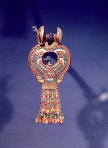 Brinco direito de um par de brincos com um pássaro azul, do túmulo de Tutankhamum, Vale dos Reis, Tebas, c.1347-37 aC (ouro e vidro fundido) (ver também 344028)