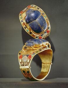 Pulseira de escaravelho, do túmulo de Tutancâmon, Novo Reino (ouro e lápis-lazúli)