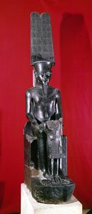 Estátua sentada do deus Amon protegendo Tutancâmon, Novo Reino, c.1336-1327 aC (granito)