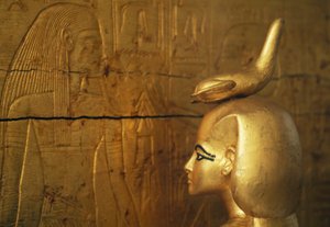 Estátua de Selkis ou Serket protegendo uma arca de frascos canópicos, Tesouro de Tutankhamon de Egyptian 18th Dynasty